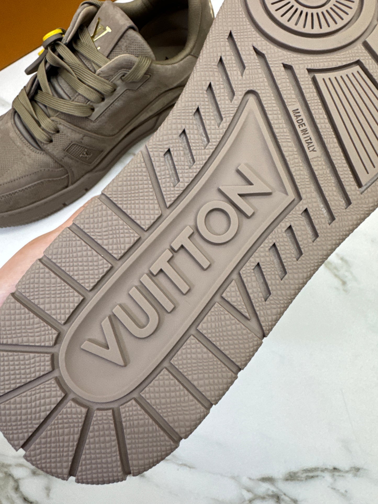 LV Trainer 大象灰 1AH618
