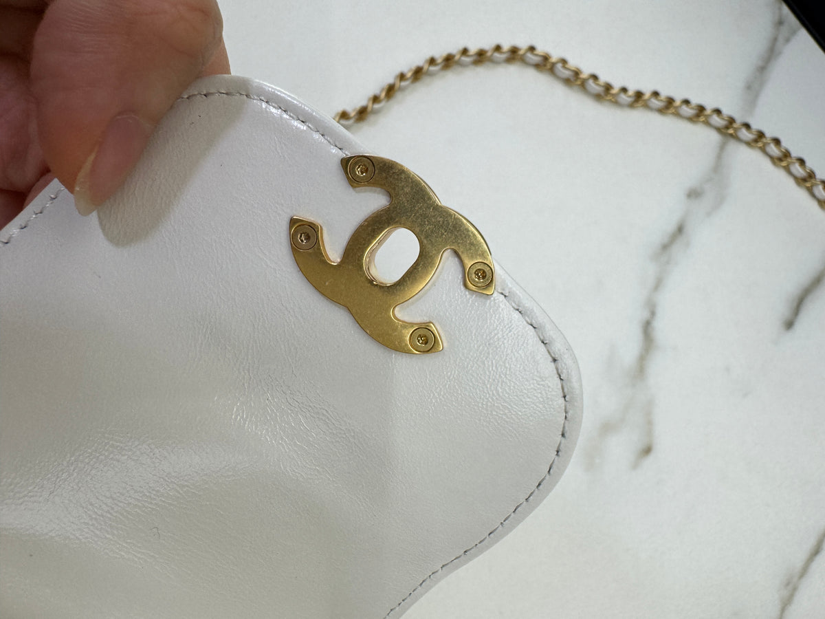 CHANEL Kelly 白色皺紋光面牛皮