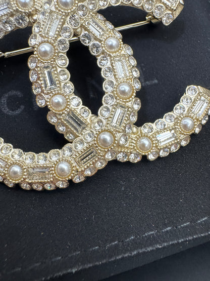 CHANEL 23V 珍珠水鑽胸針 Brooch