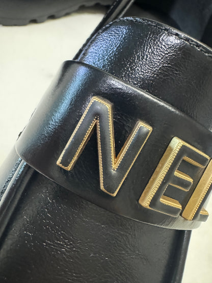 CHANEL 24B Loafer 字母樂福鞋