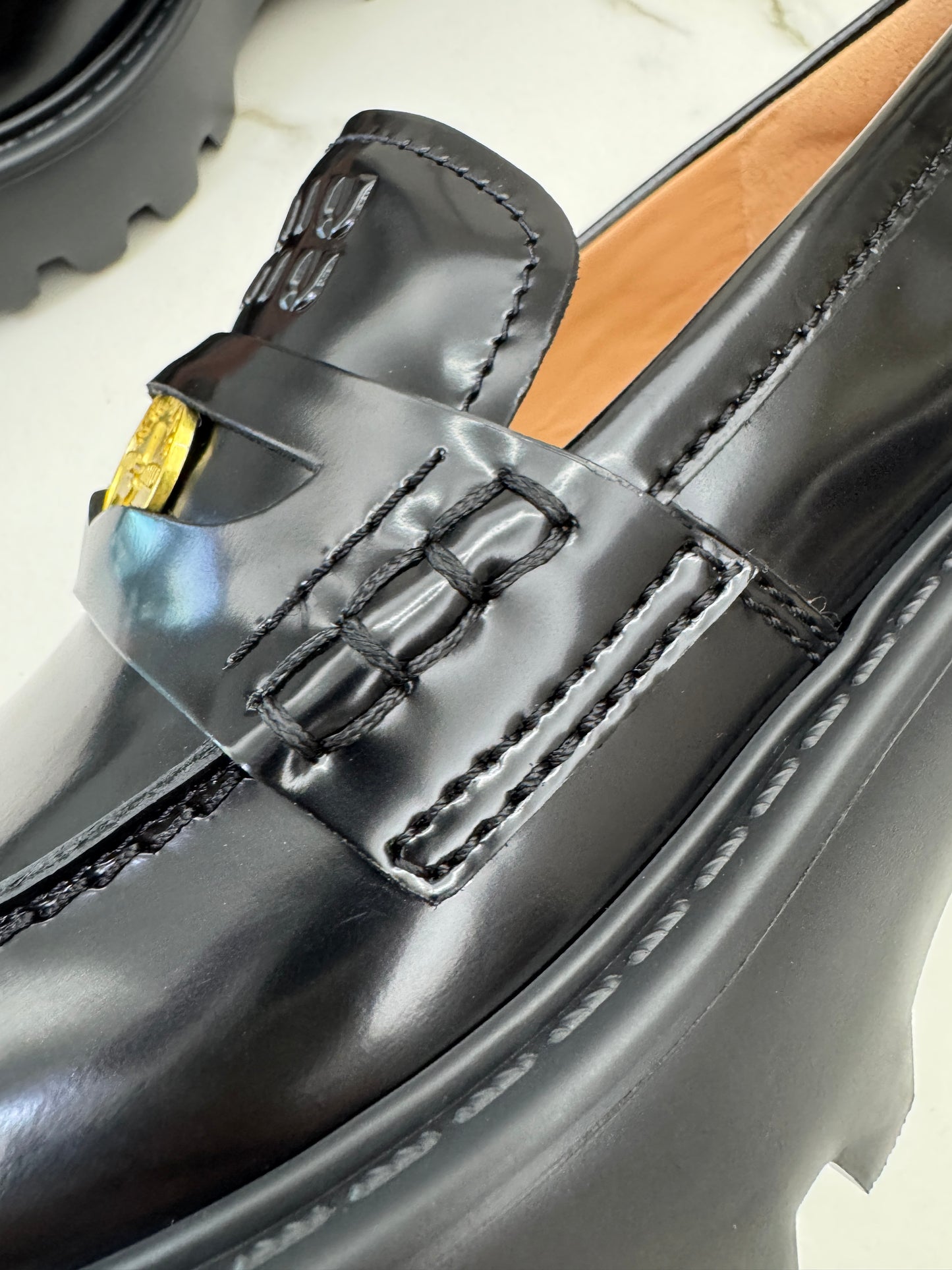 MIU MIU 金幣厚底Loafers 黑色
