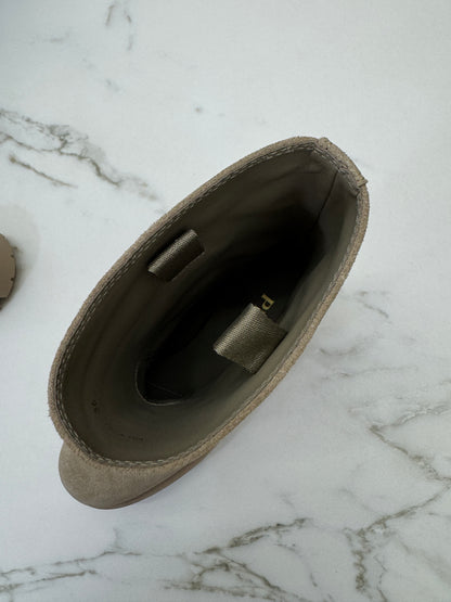 PRADA 卡其色麂皮中筒靴