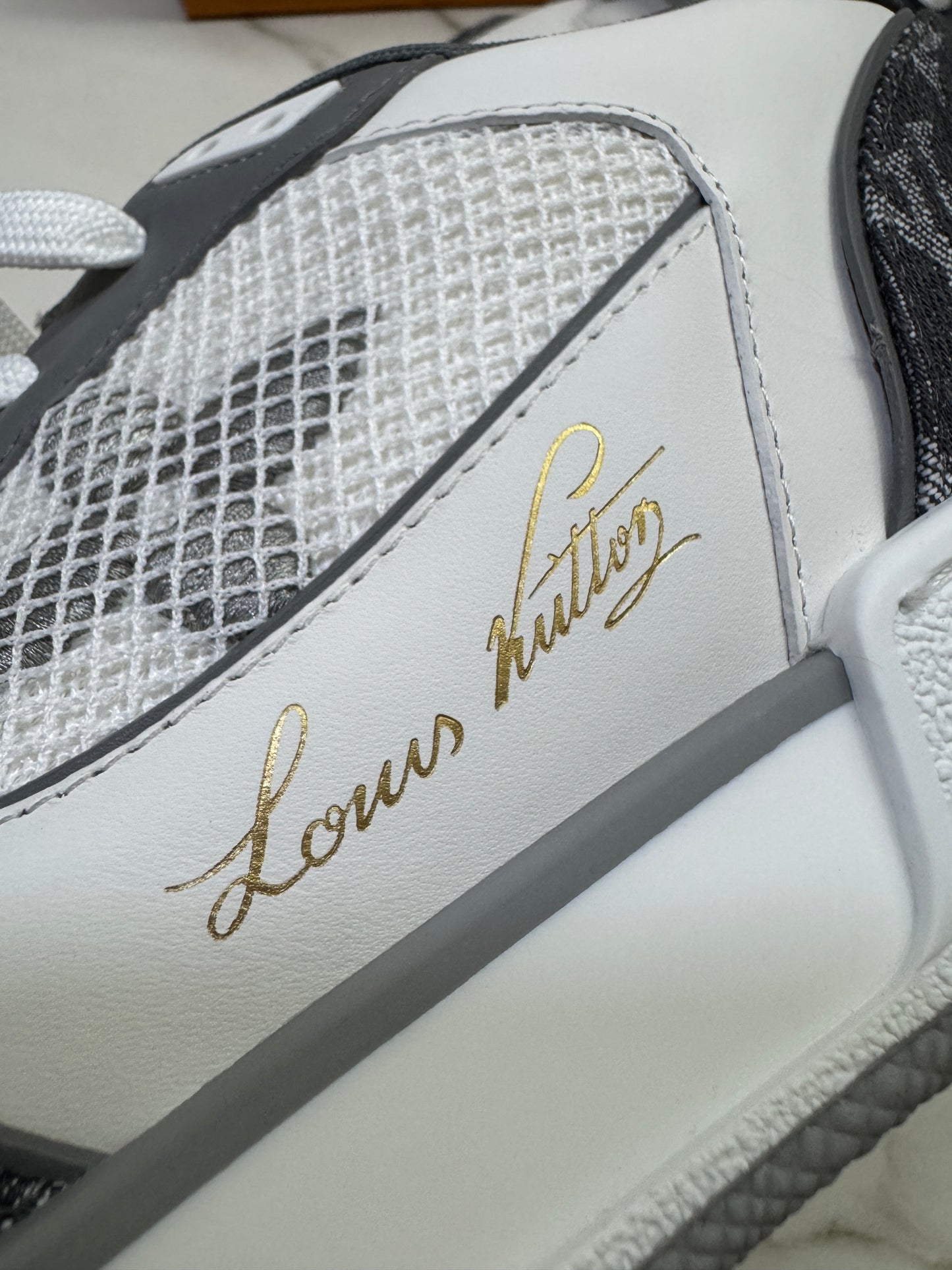 LV Trainer 25年灰牛仔