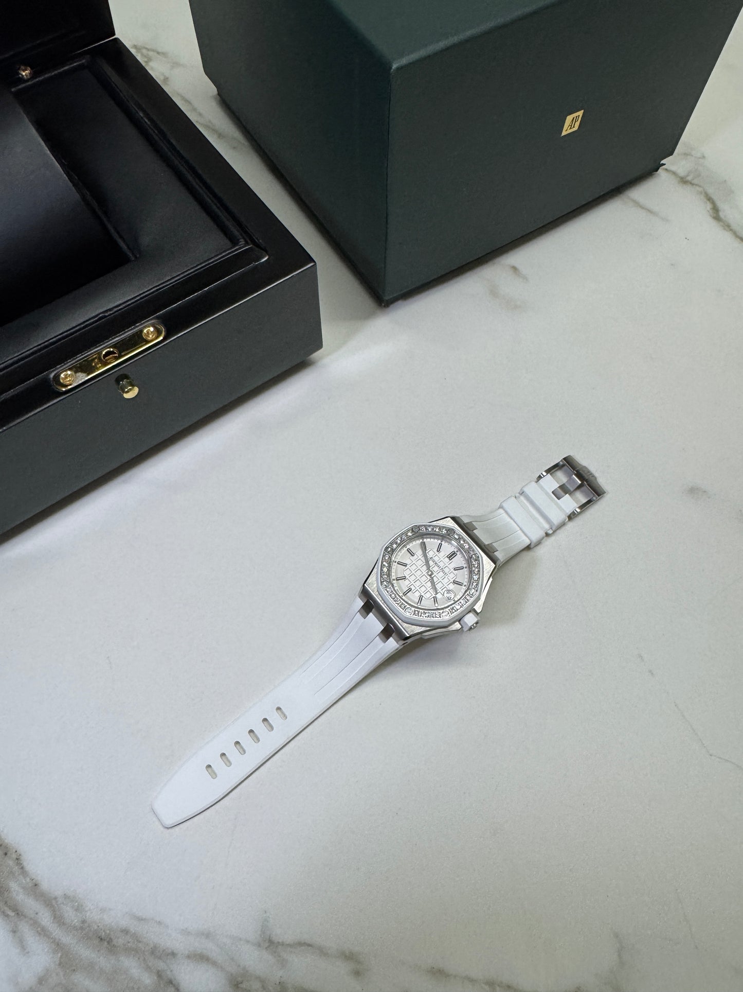 AP Royal Oak 67540 37mm 天然真鑽圈 32顆vvs級 共1.02ct 愛彼女錶