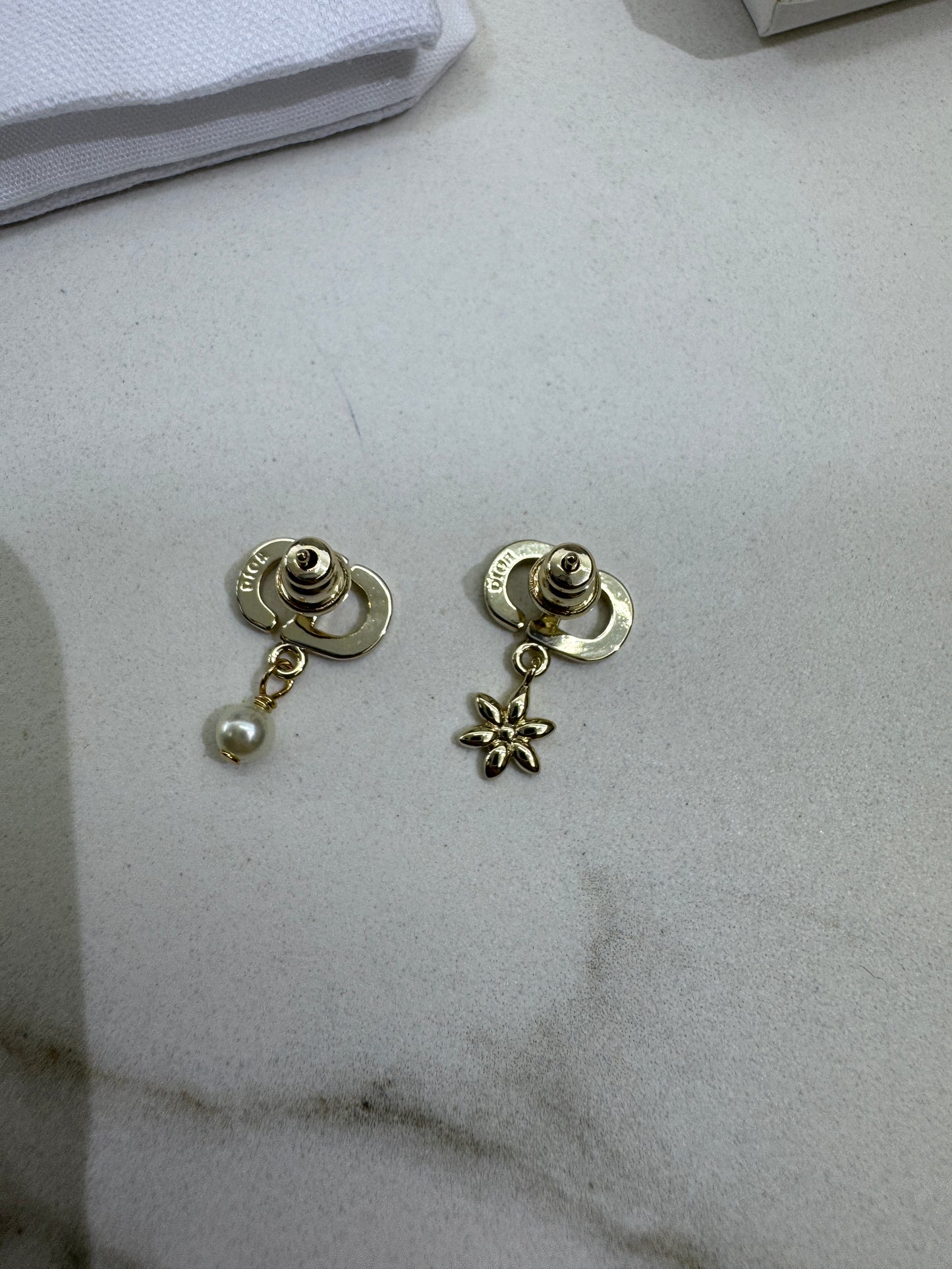 Dior Petit CD Daisy 耳環
