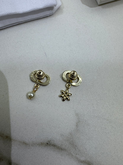 Dior Petit CD Daisy 耳環