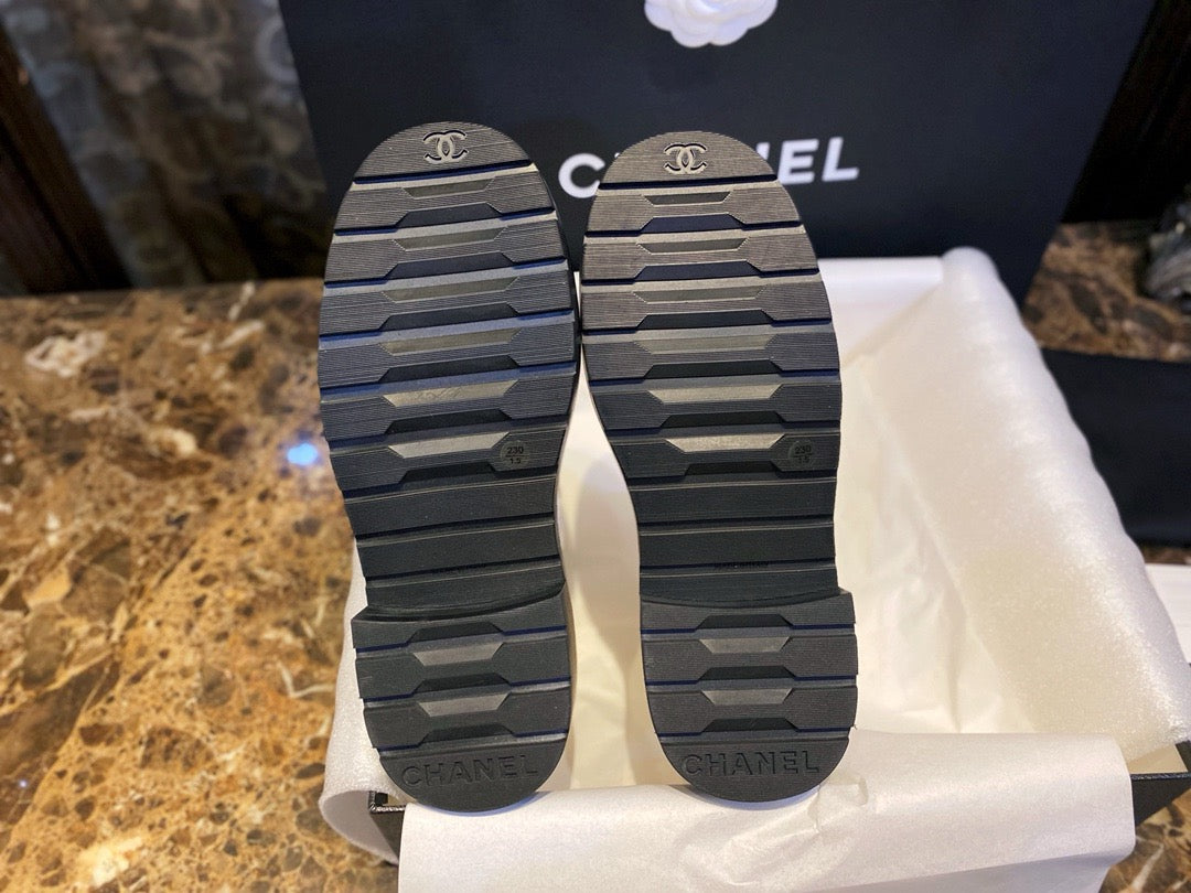 CHANEL 亮面皺牛皮 菱格馬丁靴 黑白色