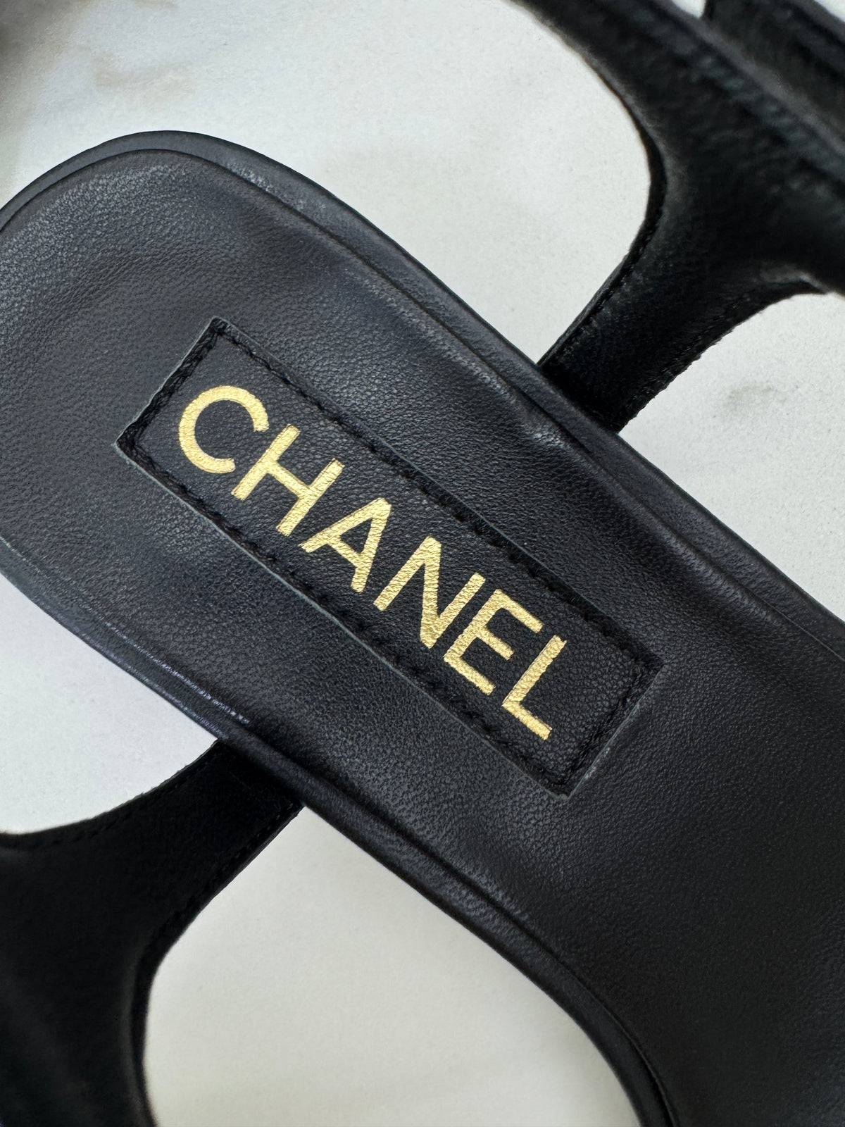 CHANEL 26P 珍珠一字帶粗跟涼鞋 黑色