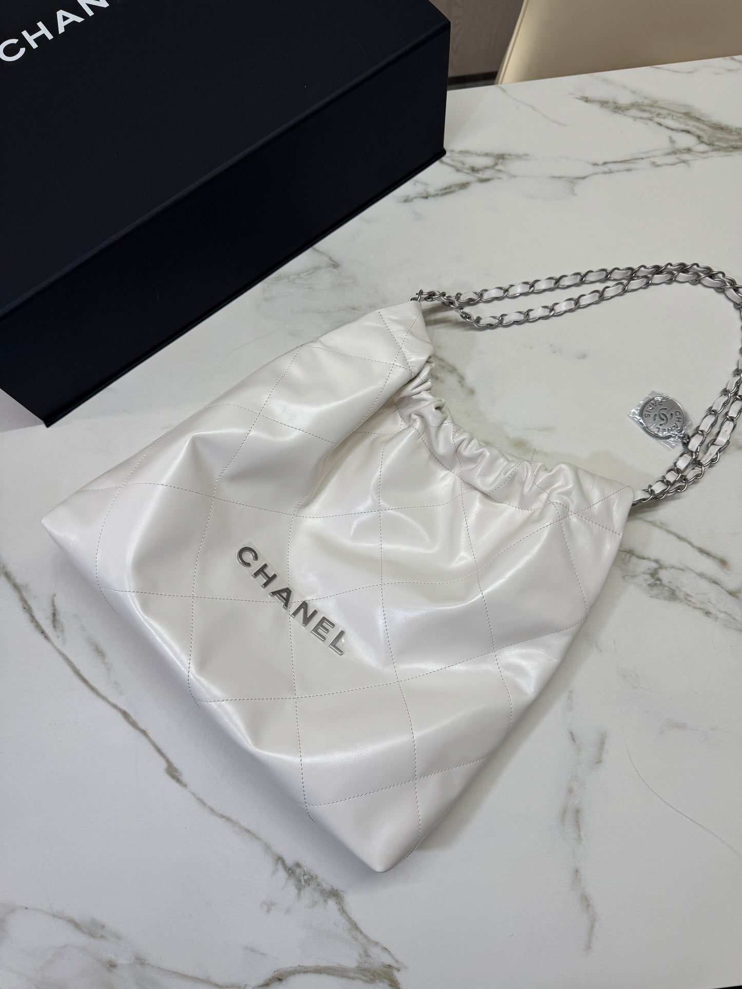 CHANEL 22 Bag Medium 白銀