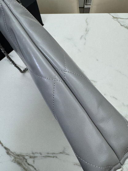 CHANEL 22 Bag Medium 23C淺灰色銀扣