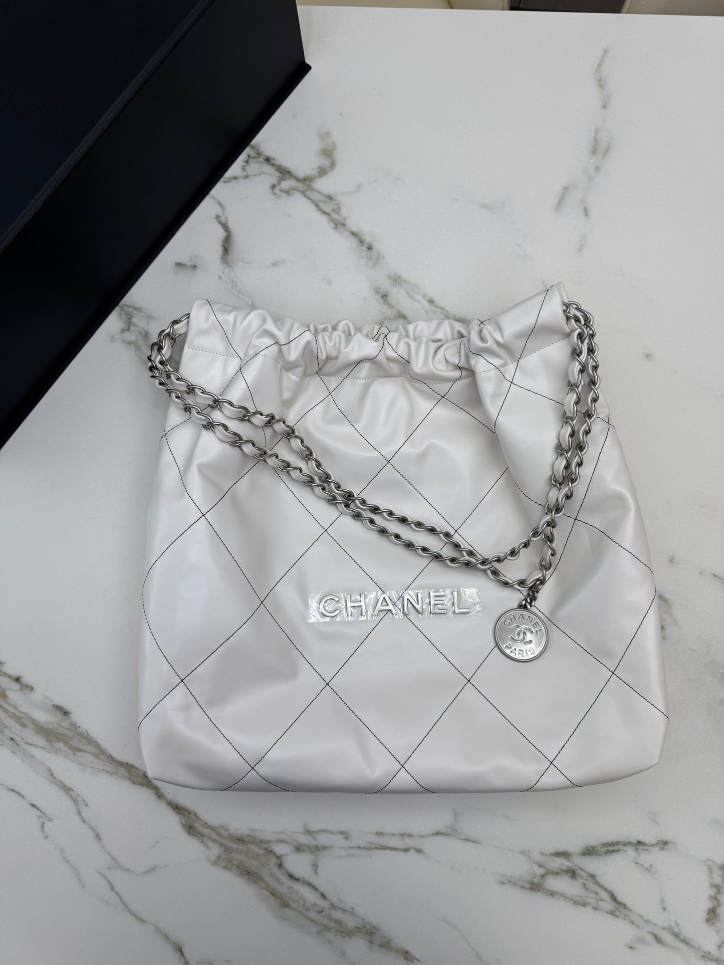 CHANEL 22Bag Medium 白色黑線