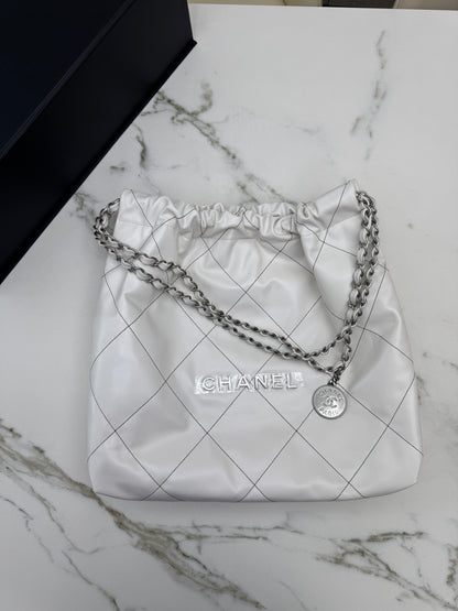 CHANEL 22Bag Medium 白色黑線