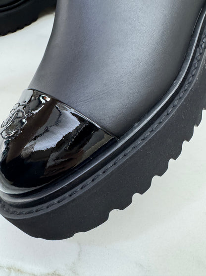 CHANEL 22C 漆皮拼牛皮 切爾西短靴 Chelsea Boots