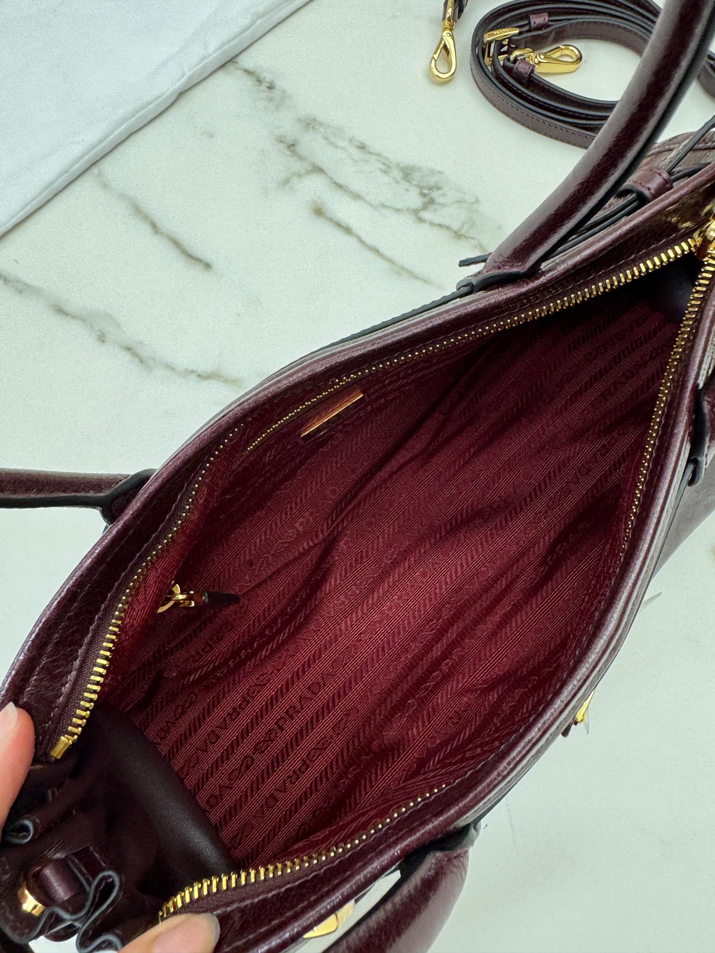 PRADA Bonnie Medium 酒紅油臘皮
