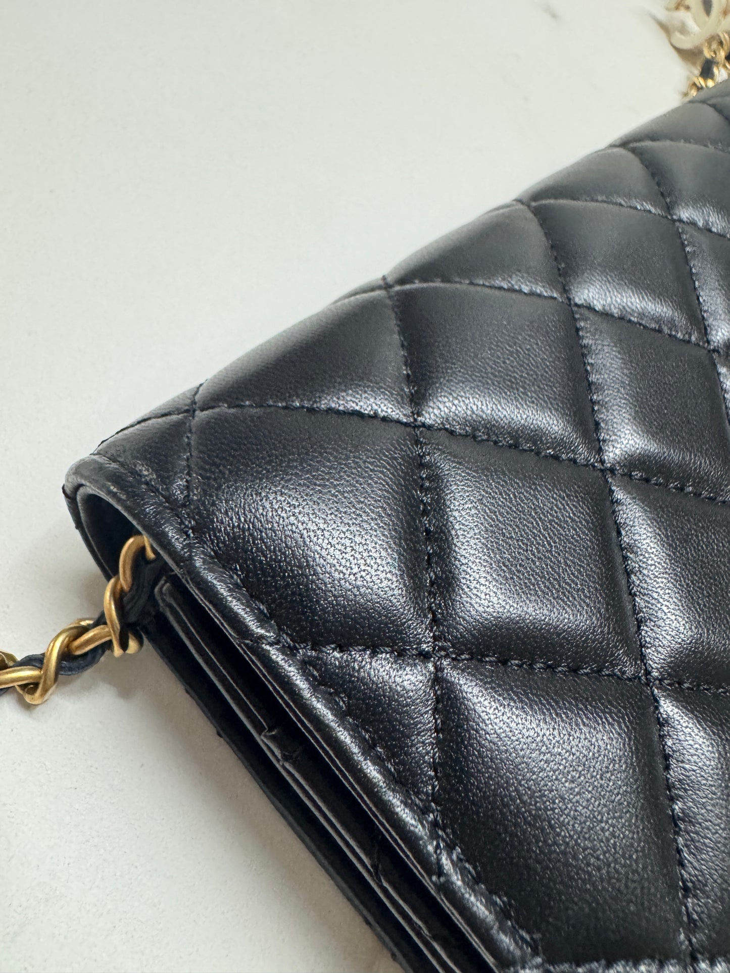 CHANEL woc 24A 琺瑯調節扣 羊皮 黑