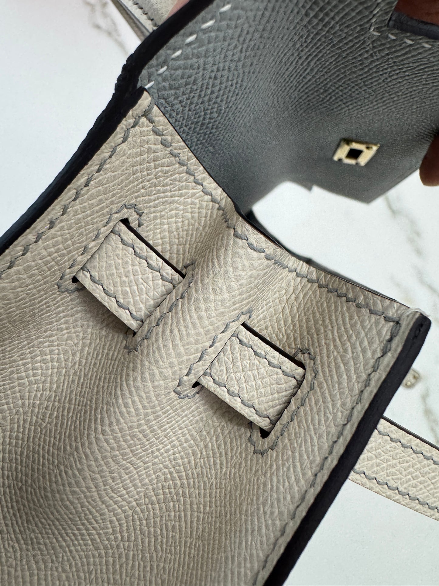 HERMES Kelly 25 冰川藍拼奶昔白 Epsom 香檳金扣 8U Bleu Glacier/ 10 Craie PBHW