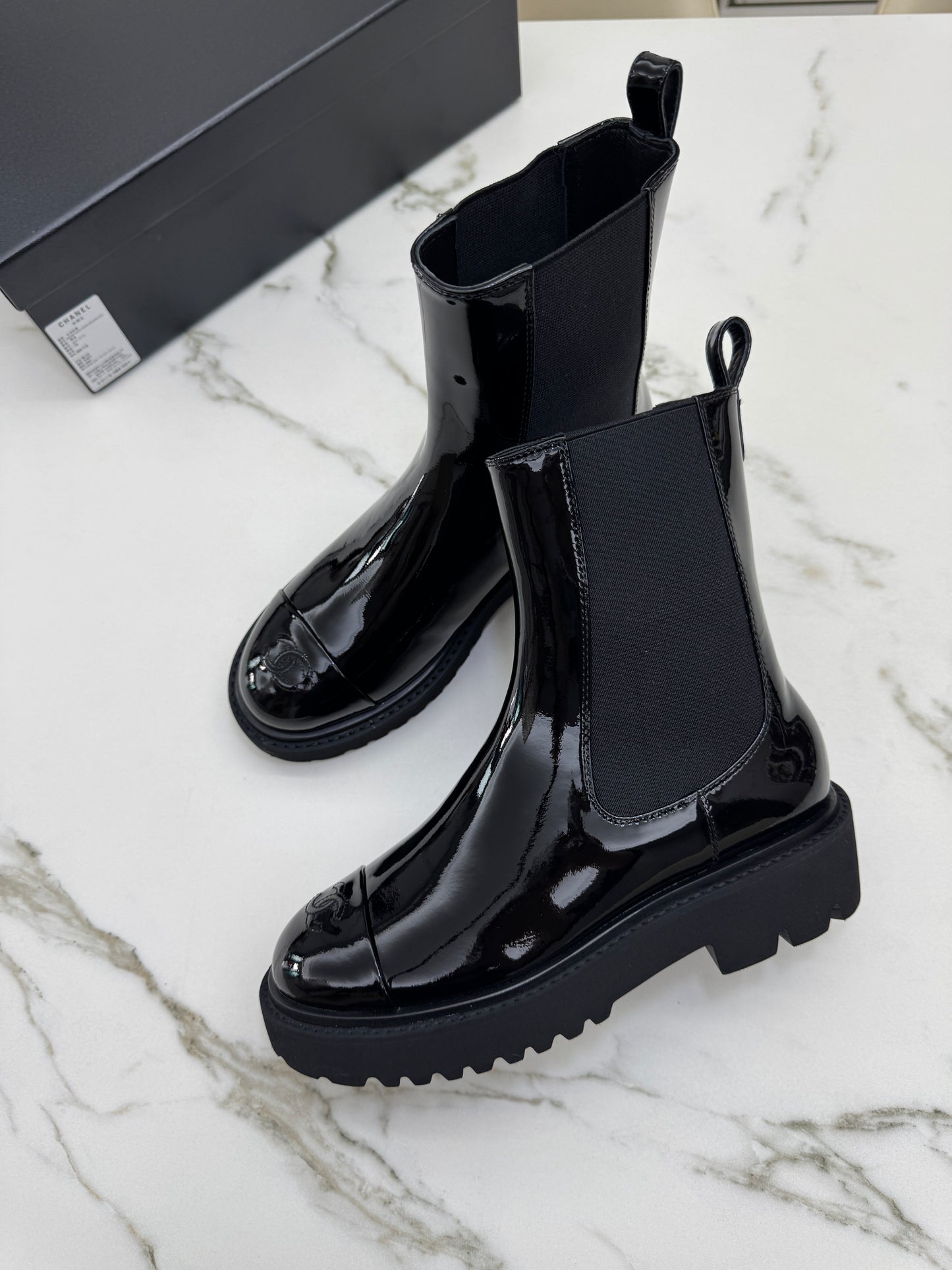 CHANEL 22C Chelsea Boots 漆皮切爾西短靴