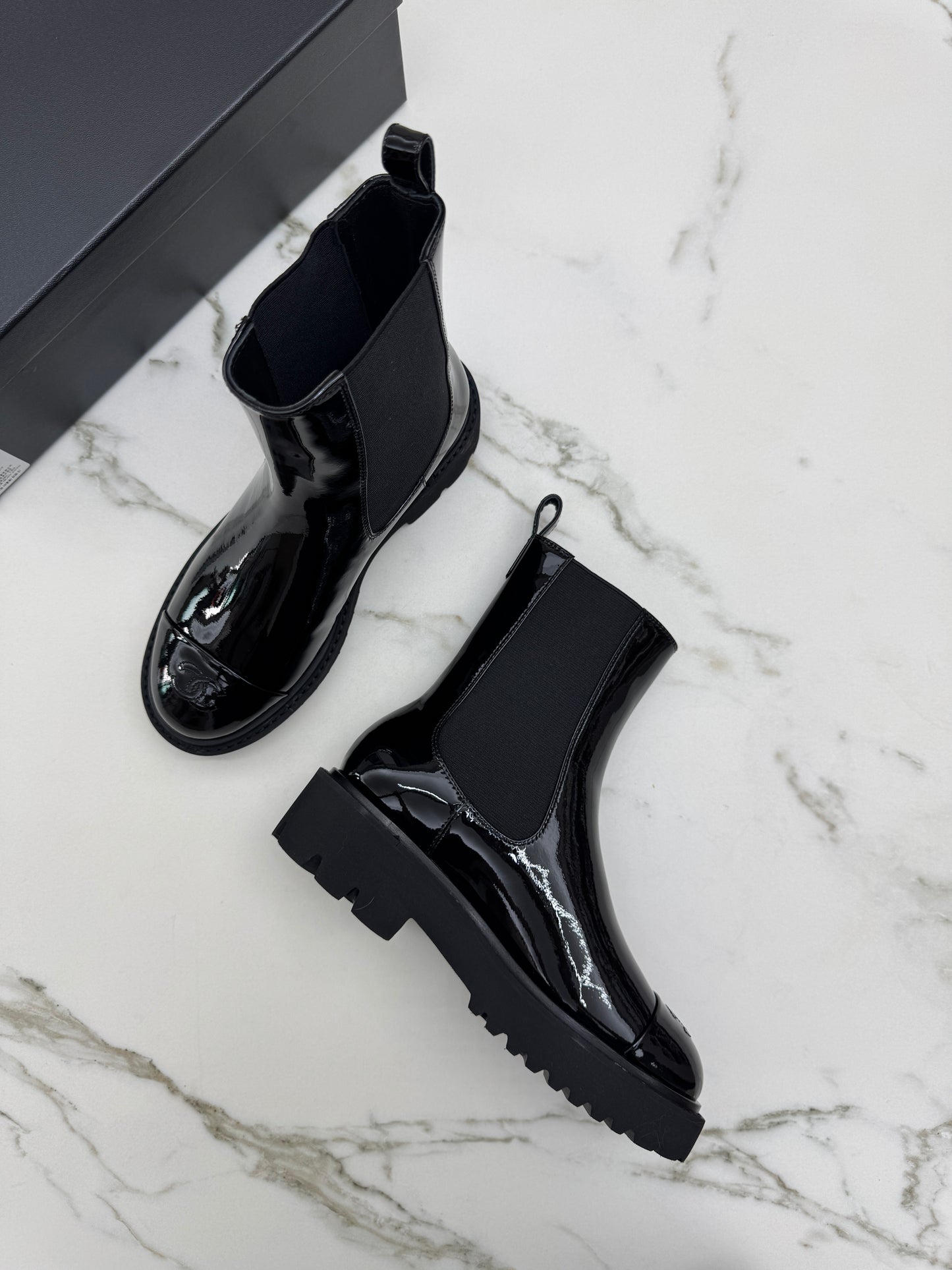 CHANEL 22C Chelsea Boots 漆皮切爾西短靴