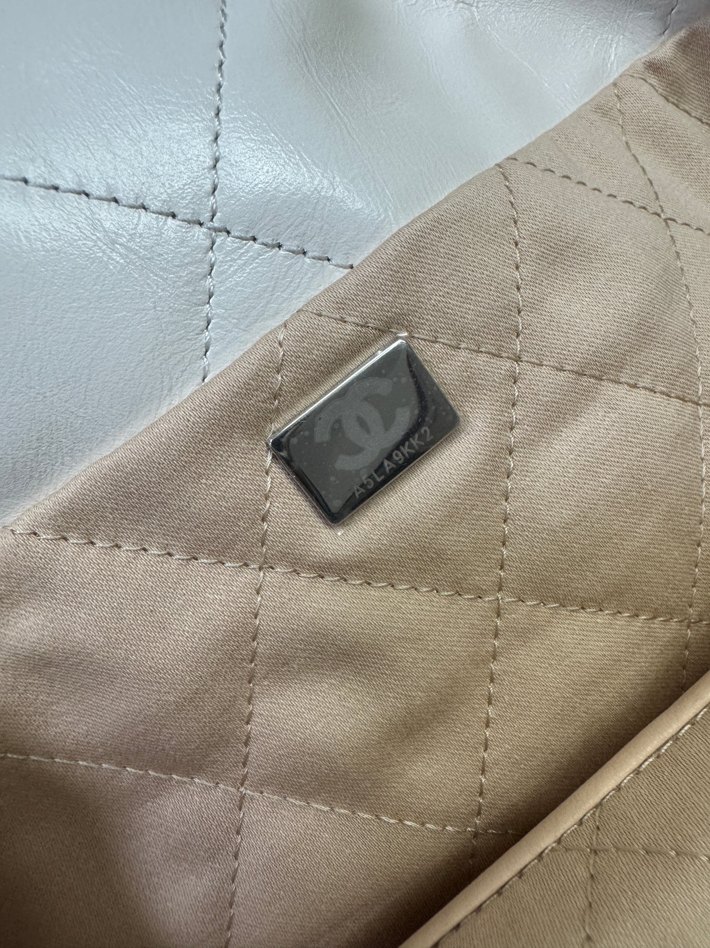 CHANEL 22 Bag Medium 白銀