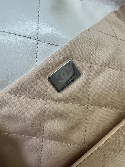 CHANEL 22 Bag Medium 白銀