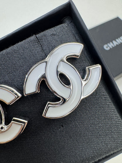 CHANEL 25S 白色琺瑯耳環