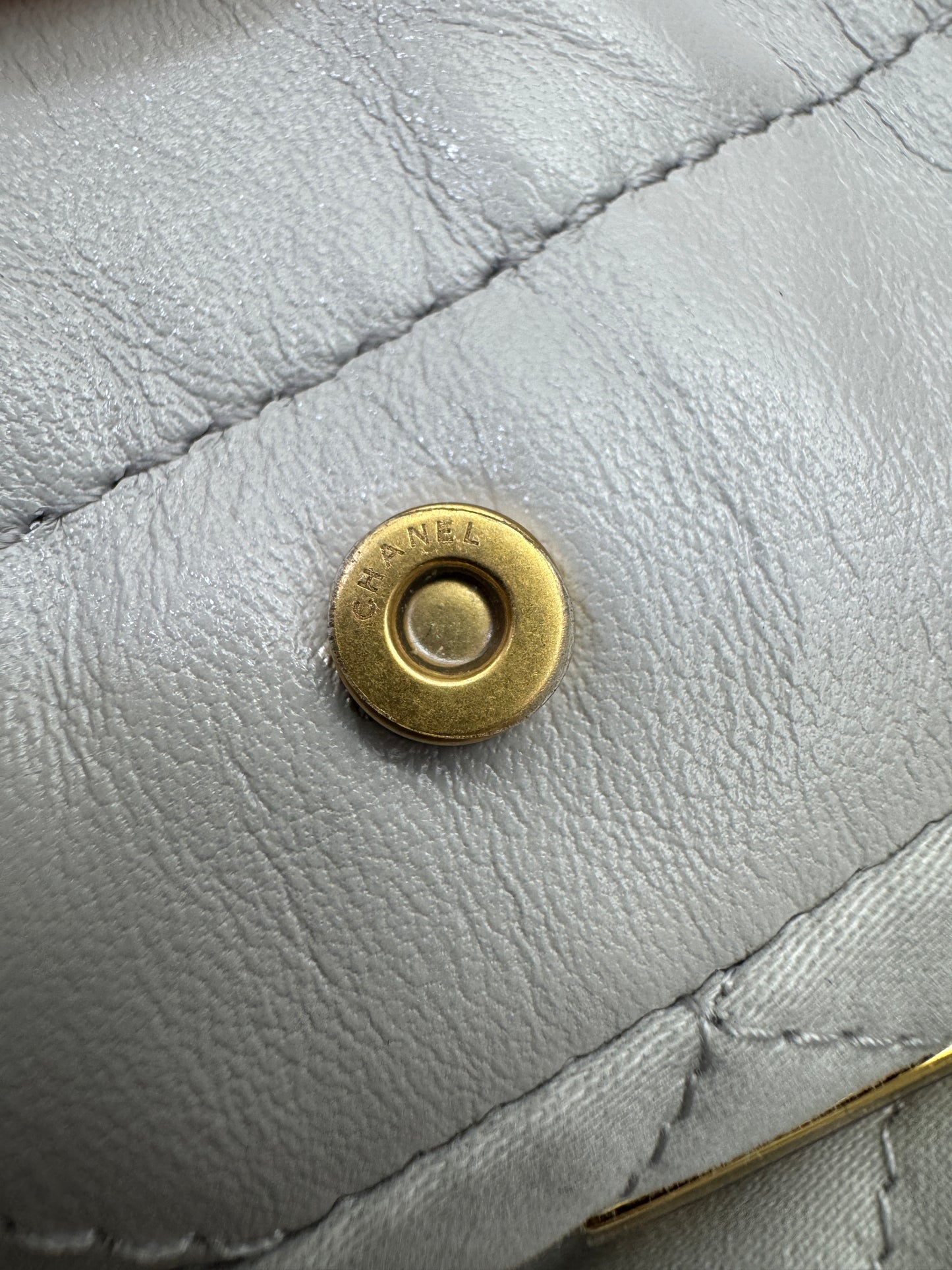 CHANEL Mini 22 Bag 25P淺灰色 新版磁吸扣