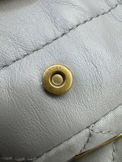 CHANEL Mini 22 Bag 25P淺灰色 新版磁吸扣