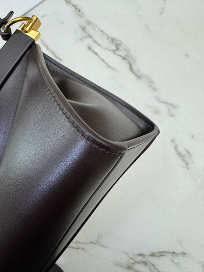 ALAIA Le Click East West Medium 深棕色