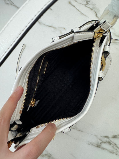 PRADA Bonnie Hobo 白色油蠟皮