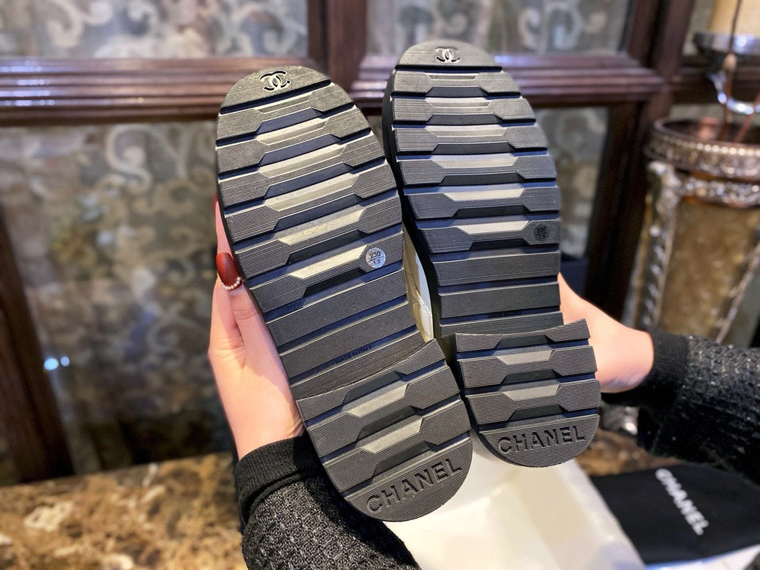 CHANEL 亮面皺牛皮 菱格馬丁靴 黑白色