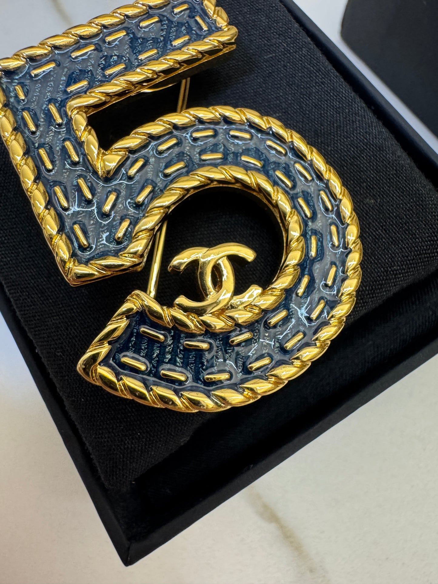 CHANEL 牛仔5號 胸針