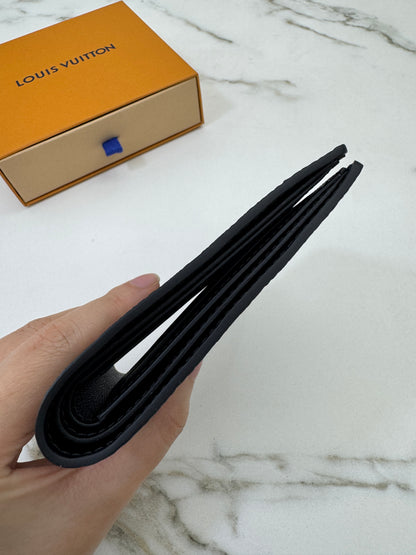 LV Multiple Wallet 黑色皮壓花