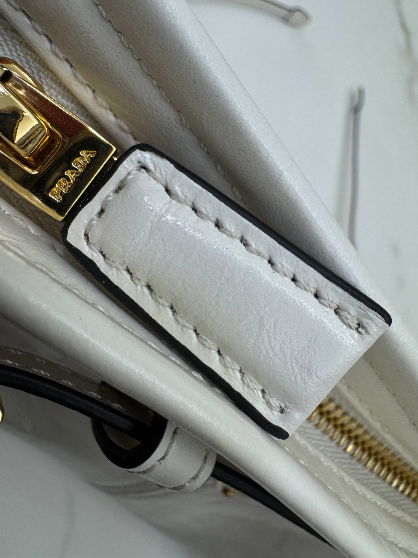 PRADA Bonnie Hobo 白色油蠟皮