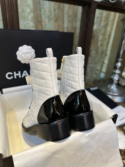 CHANEL 羊皮 菱格字母機車靴 黑白 23a￼