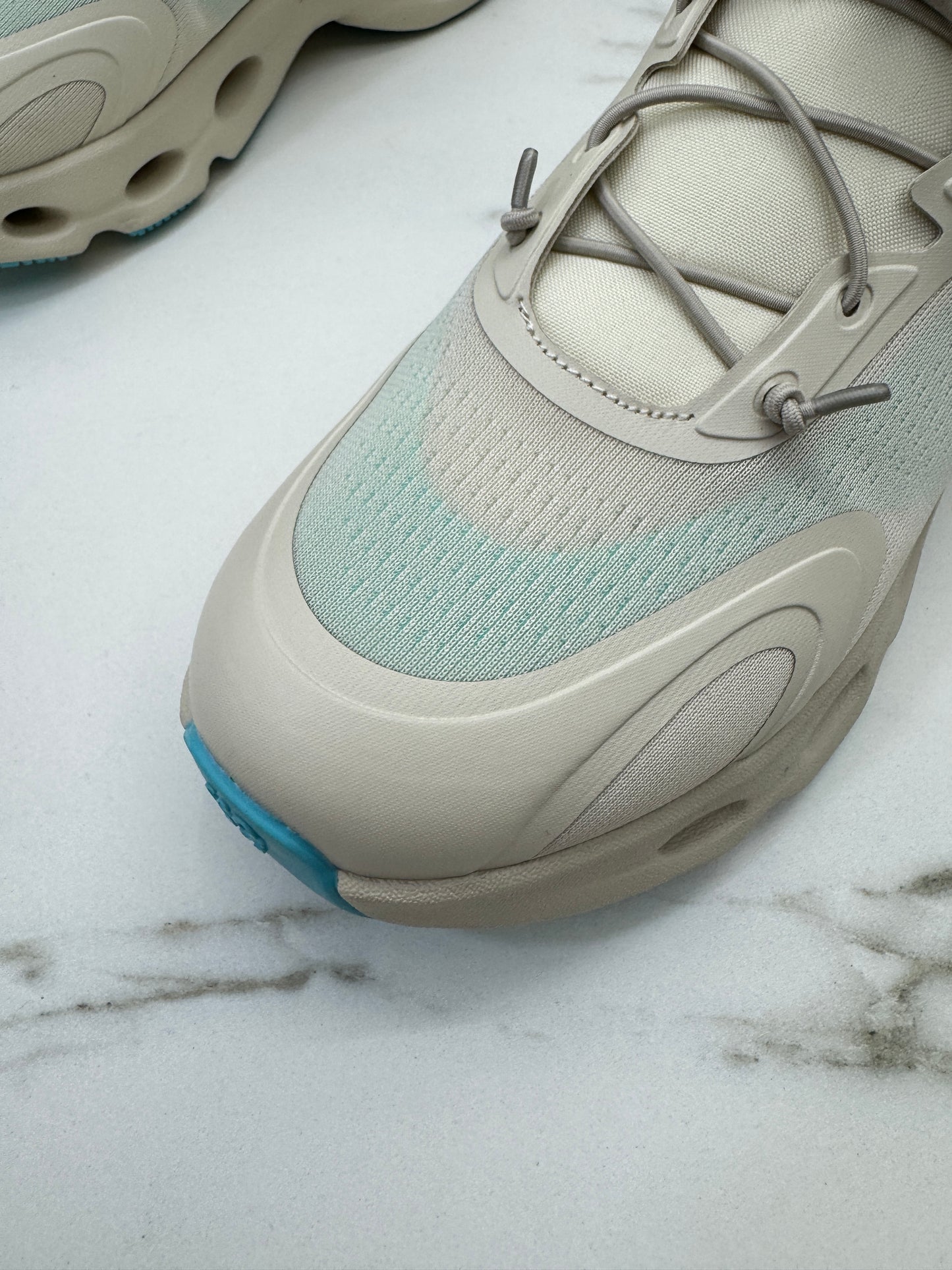 LOEWE X ON 8.0 淺米拼天藍色