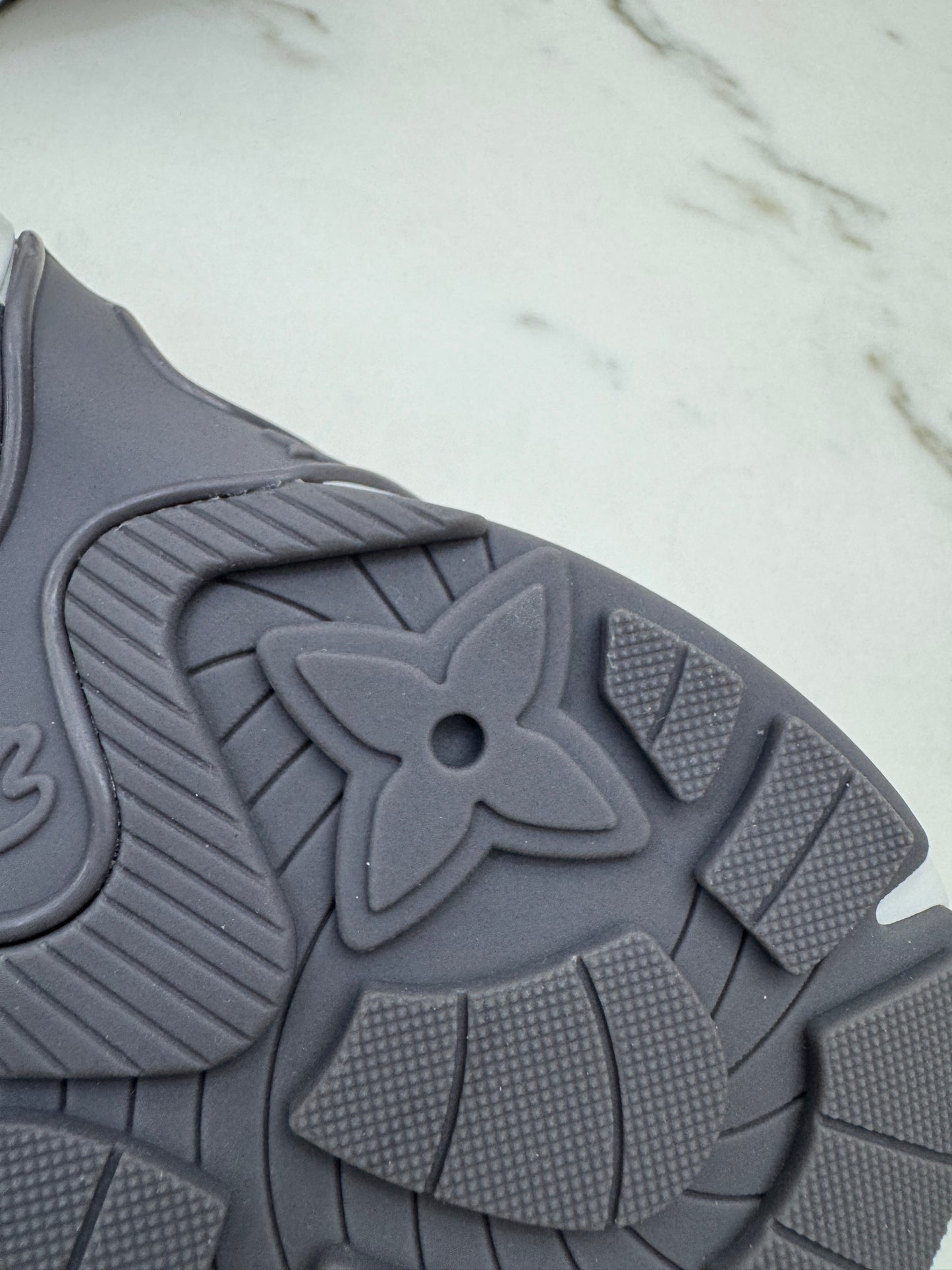 LV Olympia Sneaker 銀色運動鞋