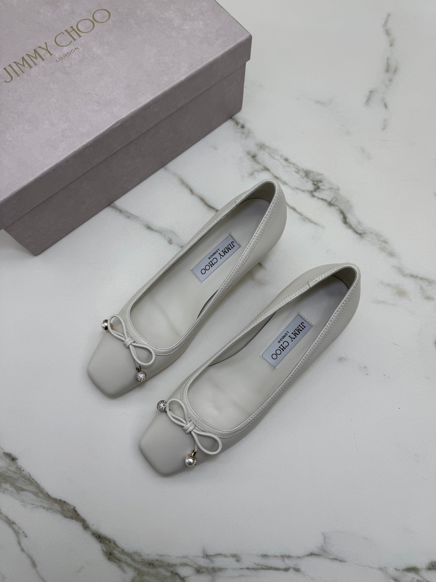 JIMMY CHOO 方頭珍珠拼鑽蝴蝶結 米白