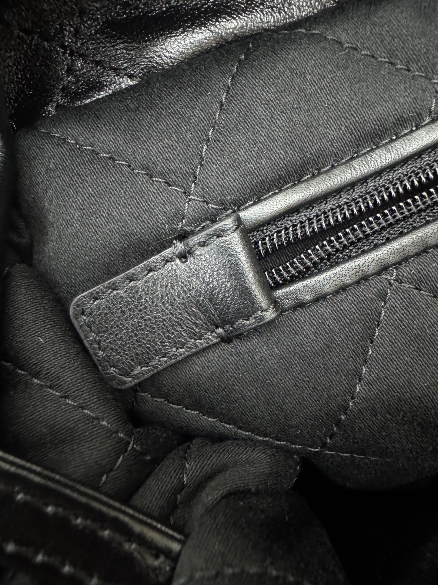 CHANEL 22Bag 黑銀 Medium