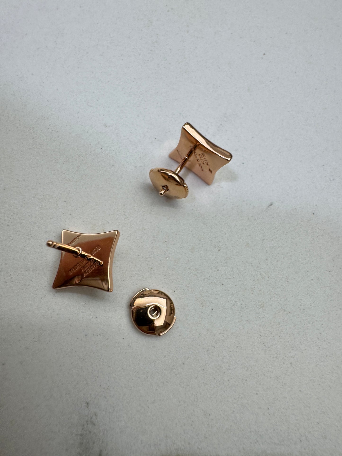 LV Color Blossom 白貝母耳環