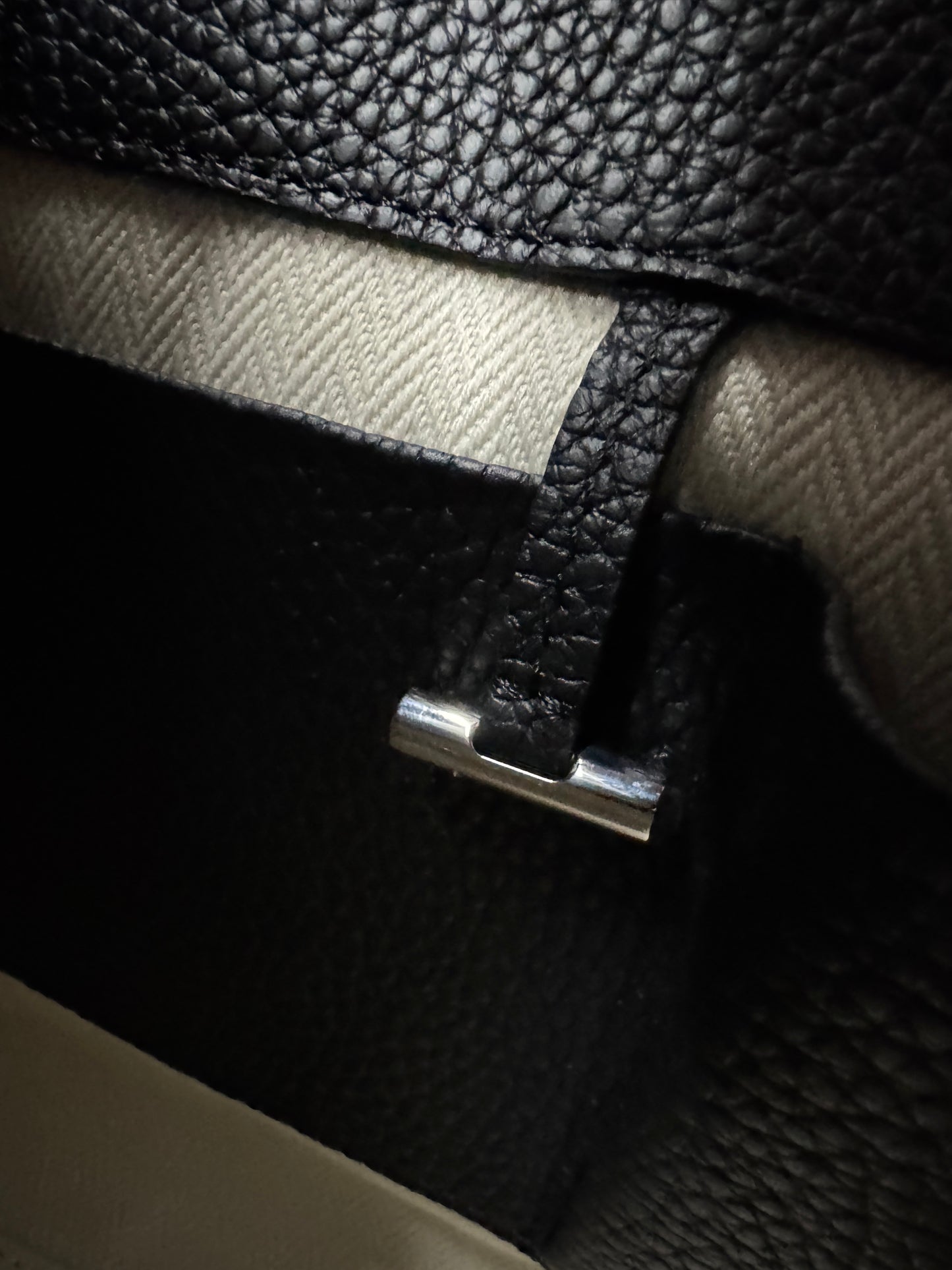 THE ROW Marguax 12 黑銀荔枝紋