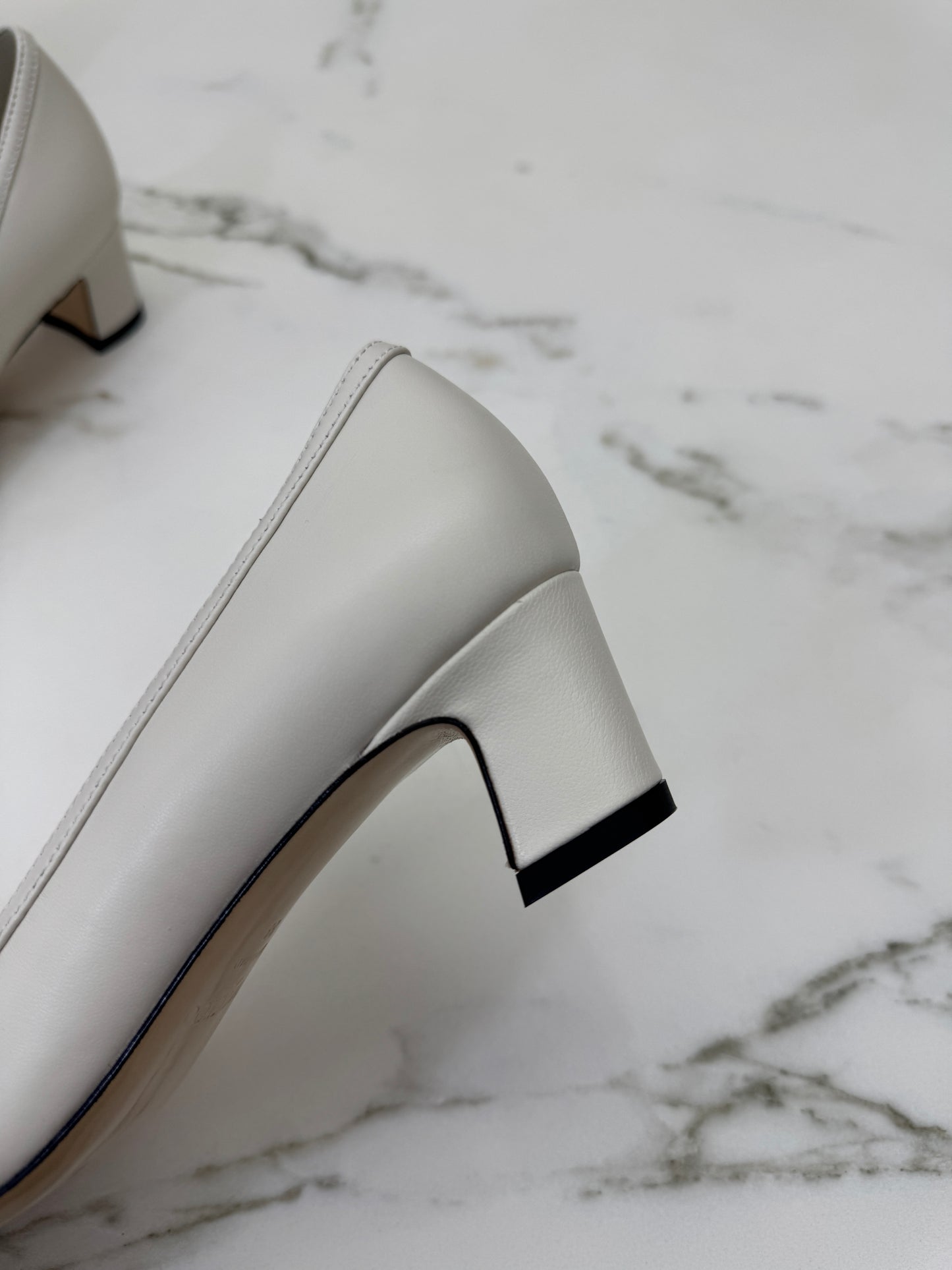 JIMMY CHOO 方頭珍珠拼鑽蝴蝶結 米白