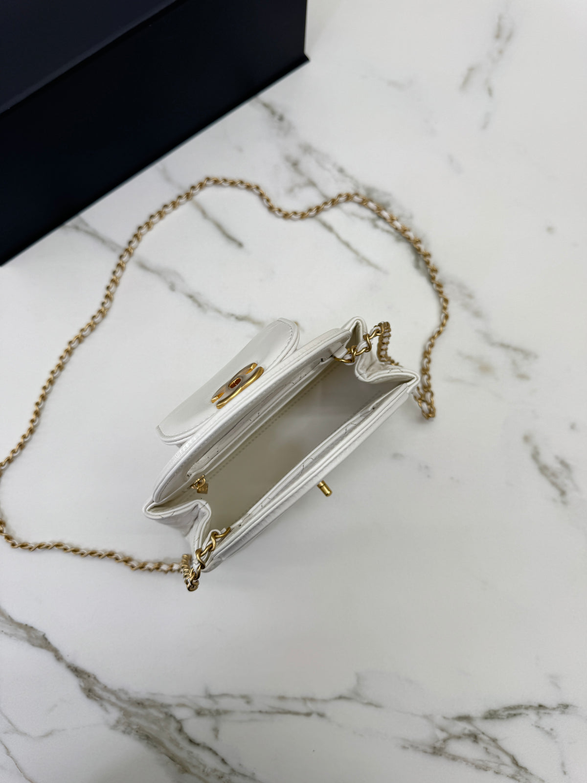 CHANEL Kelly 白色皺紋光面牛皮