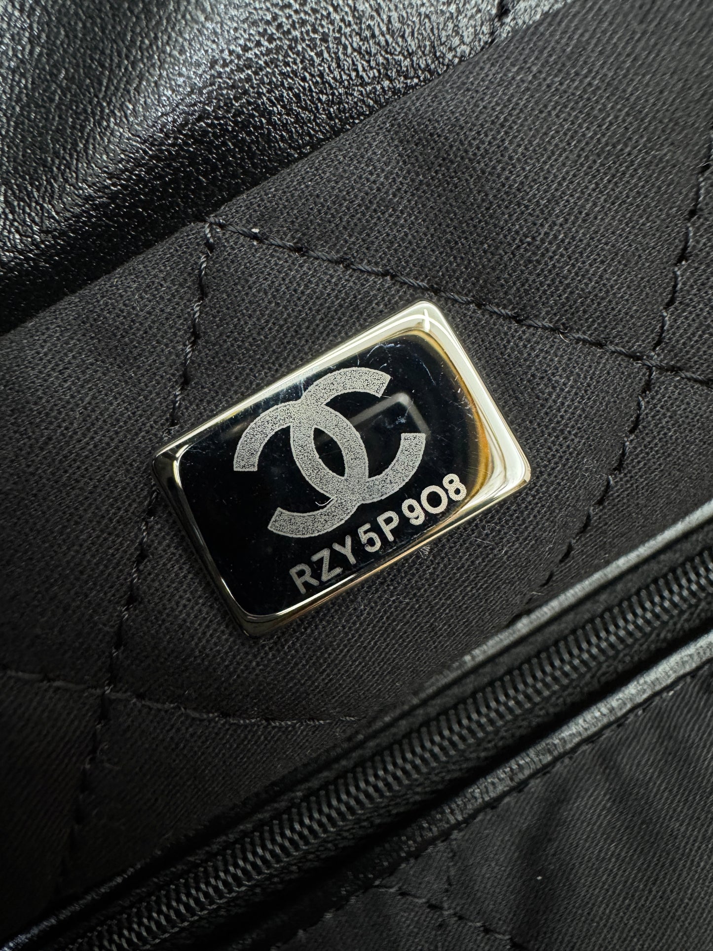 CHANEL 22Bag So Black Small