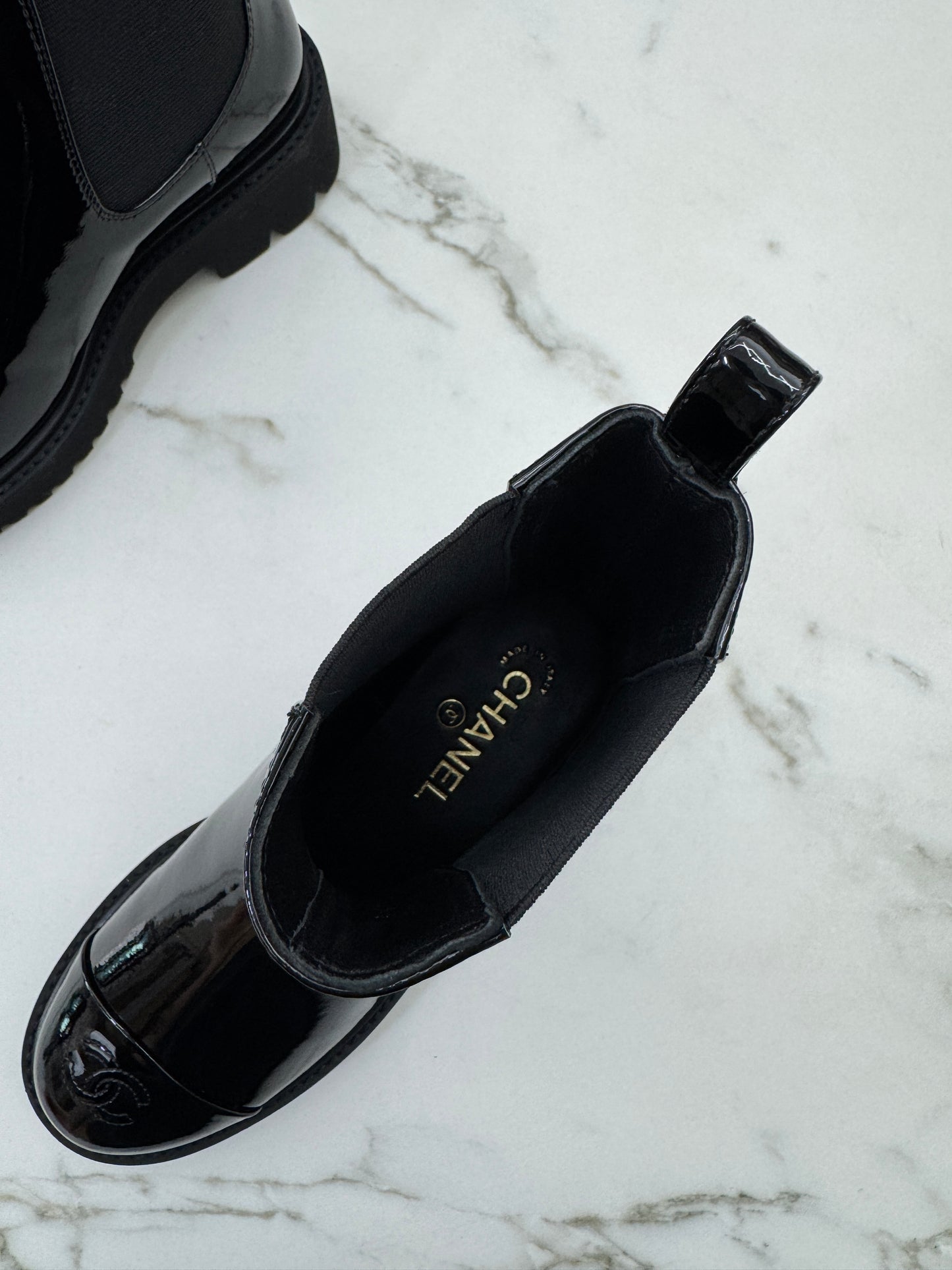 CHANEL 22C Chelsea Boots 漆皮切爾西短靴