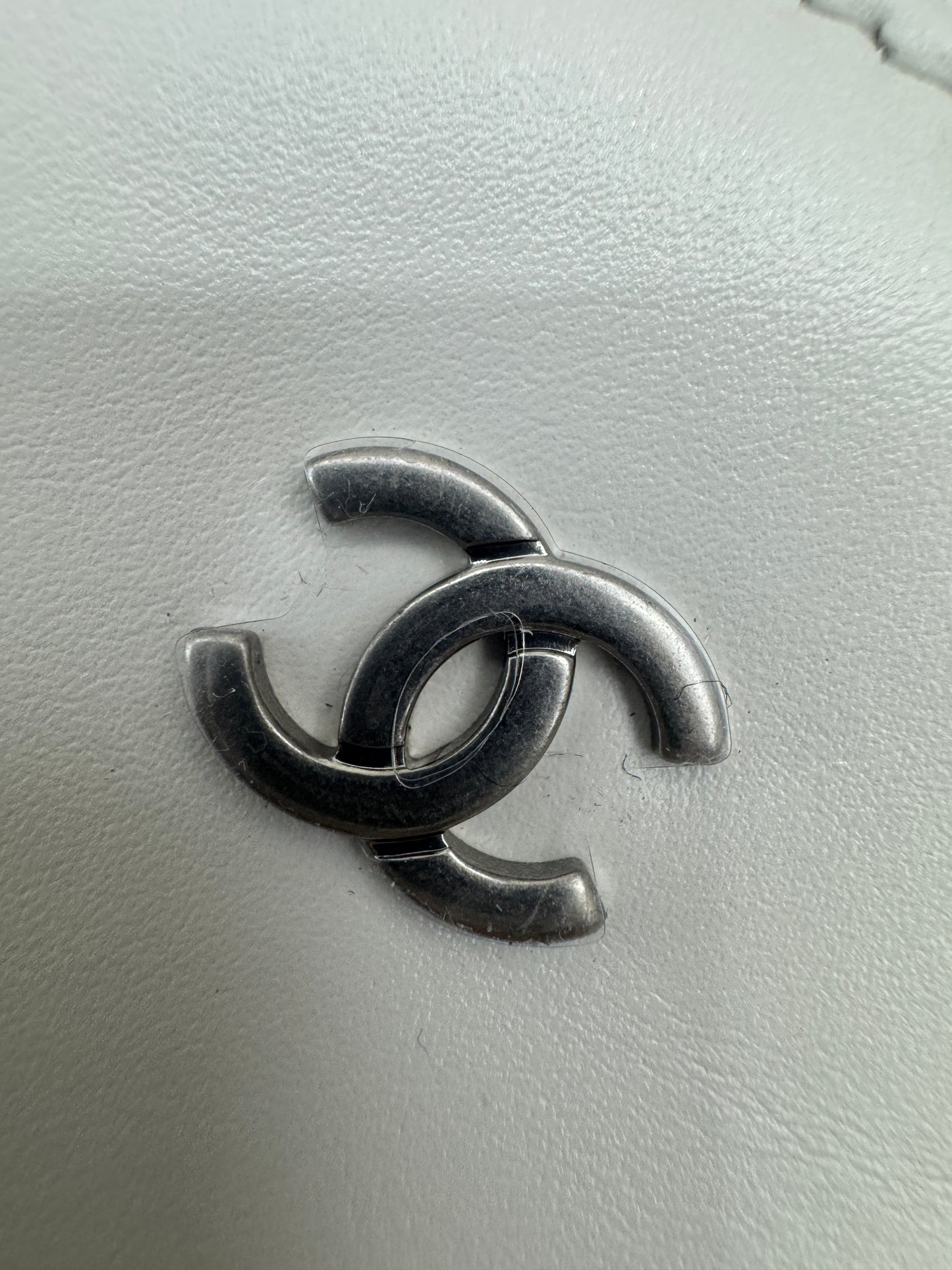 CHANEL 22Bag Medium 白色黑線