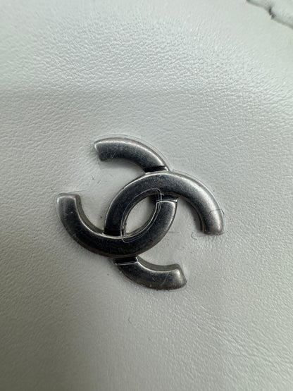 CHANEL 22Bag Medium 白色黑線