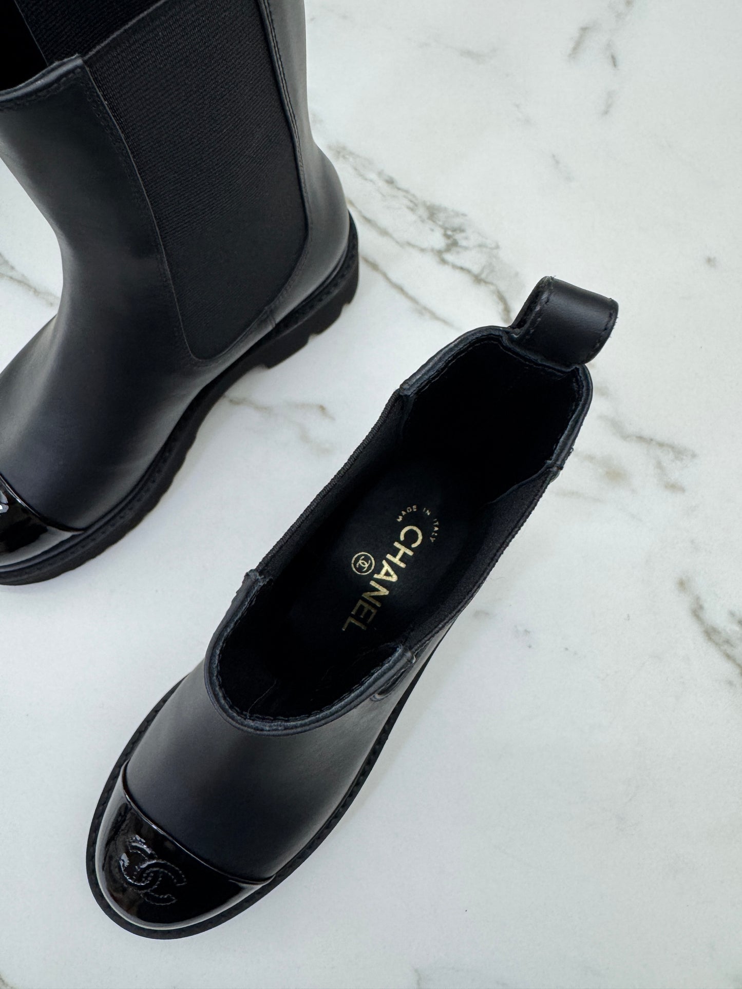 CHANEL 22C 漆皮拼牛皮 切爾西短靴 Chelsea Boots