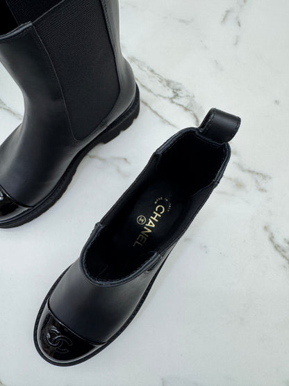 CHANEL 22C 漆皮拼牛皮 切爾西短靴 Chelsea Boots