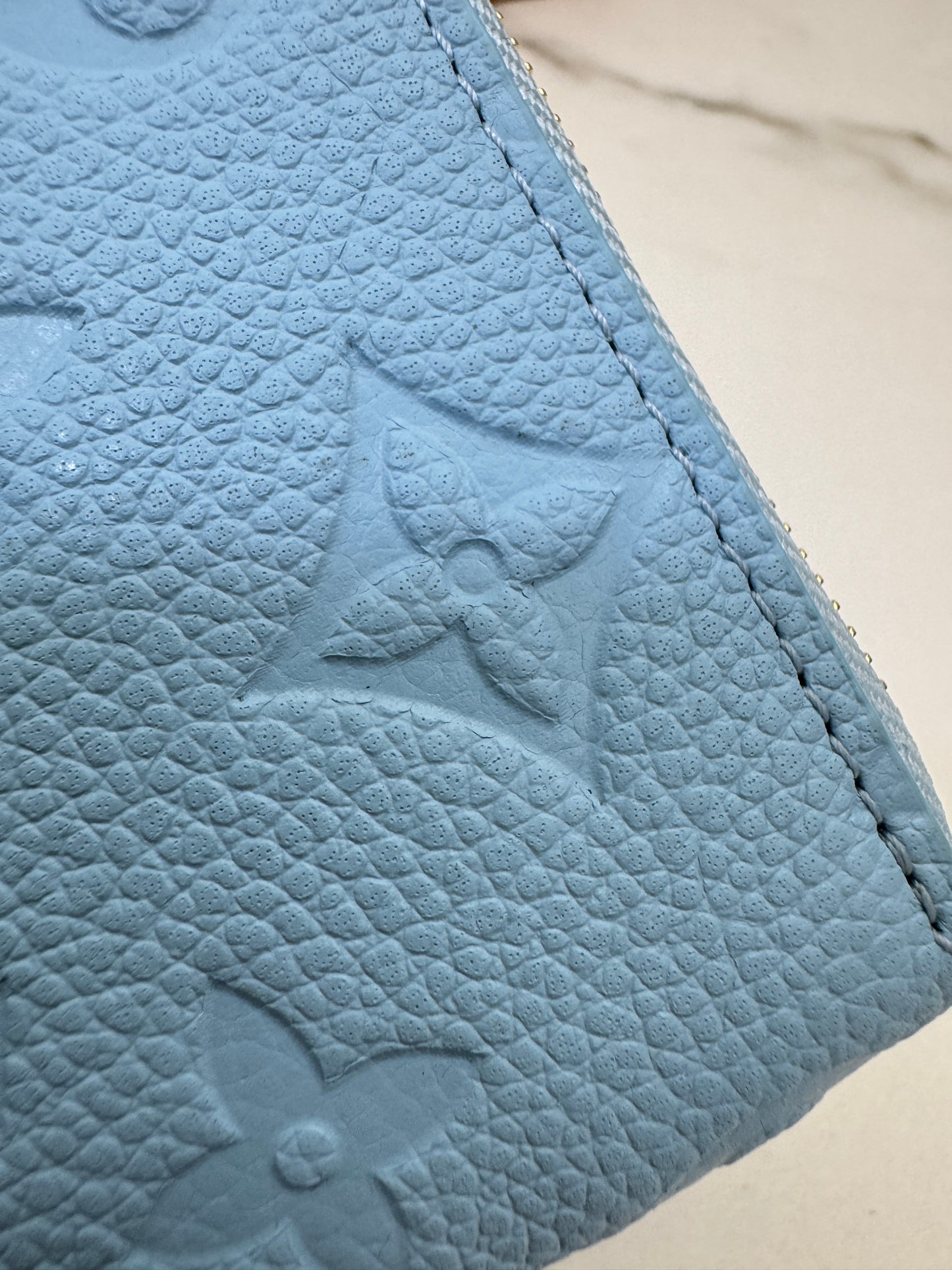 LV L型小錢包 粉藍色全皮壓花 M27669