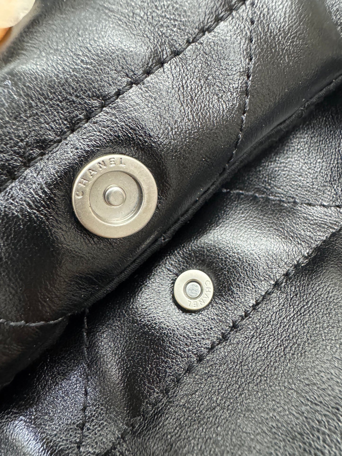 CHANEL Mini 22 Bag 黑銀 【同步最新磁吸扣版】